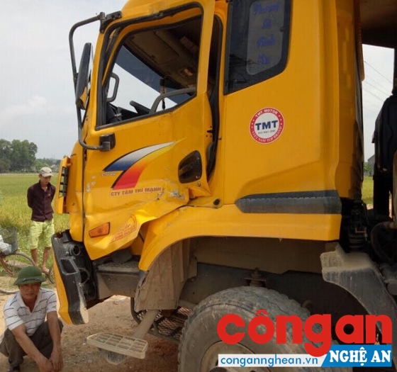 Chiếc xe của anh Duẩn hư hỏng nặng sau khi bị húc