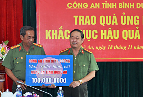 Đồng chí Đại tá Mai Công Danh thay mặt đoàn tặng quà Công an Nghệ An