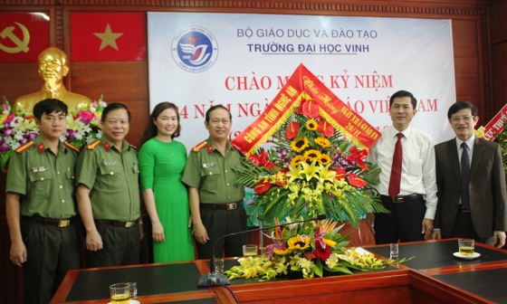 Lãnh đạo Công an tỉnh tặng hoa chúc mừng tại Trường Đại học Vinh
