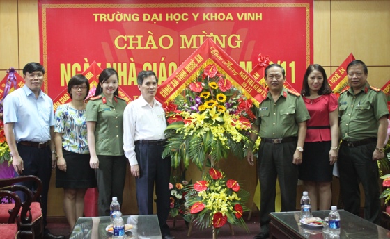 Lãnh đạo Công an tỉnh tặng hoa chúc mừng tại Trường Đại học Y khoa Vinh