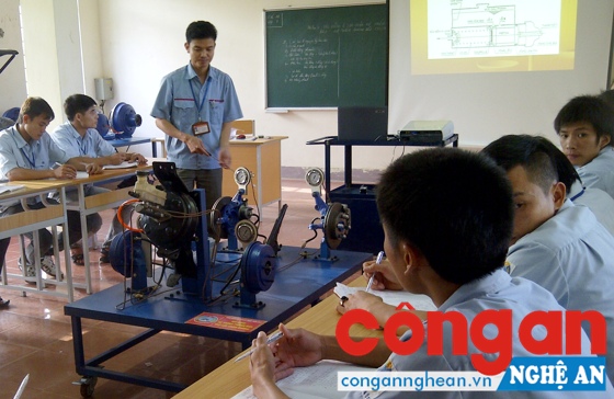 Thực hành nghề tại Trường Cao đẳng nghề Kỹ thuật - Công nghiệp Việt Nam - Hàn Quốc