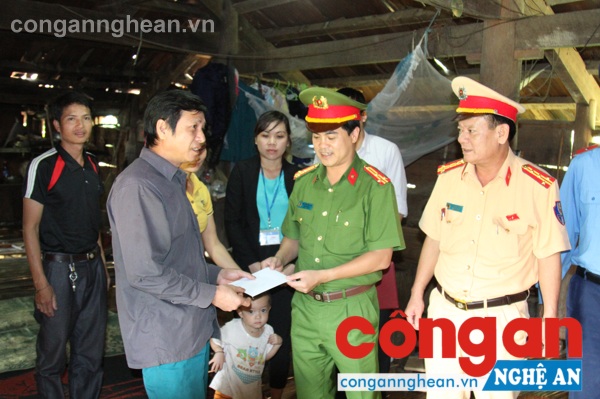 Đoàn đến thăm, động viên và trao quà cho gia đình nạn nhân Lô Văn Cáng (1992) ở bản Ná Pục, xã Châu THôn