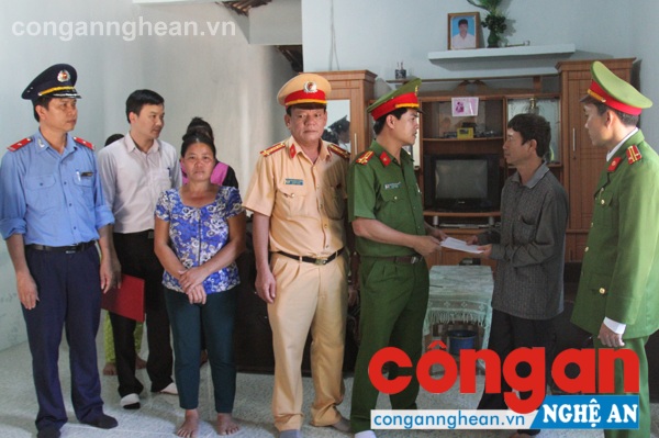 Thăm gia đình nạn nhân Vi Văn Khuê (1996), bản Dốn, xã Mường Nọc