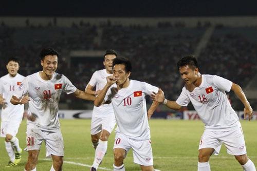 Văn Quyết mở tỉ số