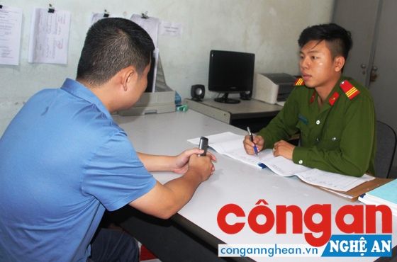 Cán bộ Công an TX Thái Hòa tiếp nhận tin báo tố giác tội phạm của người dân
