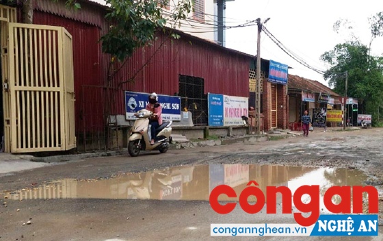 Đường xuống cấp gây khó khăn cho người dân khi tham gia giao thông