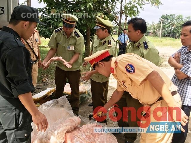 Lực lượng chức năng kiểm tra số hàng vi phạm