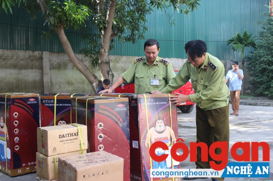 Cán bộ Quản lý thị trường Nghệ An kiểm tra hàng hóa không rõ nguồn gốc thu giữ được