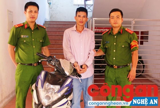 Đối tượng Nguyễn Cao Cường cùng tang vật bị Công an phường Lê Lợi bắt giữ