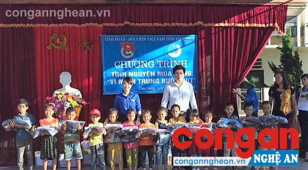và trao quà cho các em học sinh Trường Tiểu học Mậu Đức