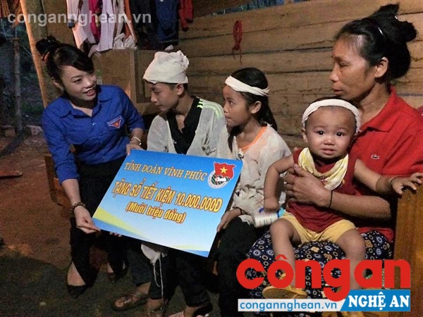 Bí thư Tỉnh đoàn Vĩnh Phúc Đỗ Thị Thanh Hương thăm hỏi và trực tiếp trao sổ tiết kiệm cho 3 anh em có hoàn cảnh khó khăn ở xã Yên Khê