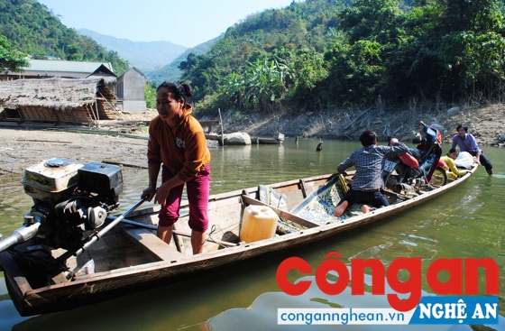 Hành khách đi đò trên lòng hồ thủy điện Bản Vẽ không được chủ phương tiện trang bị áo phao