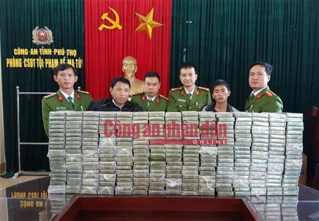 Đối tượng Vàng A Cáng (áo đen) và Vàng A Dự cùng 300 bánh heroin.