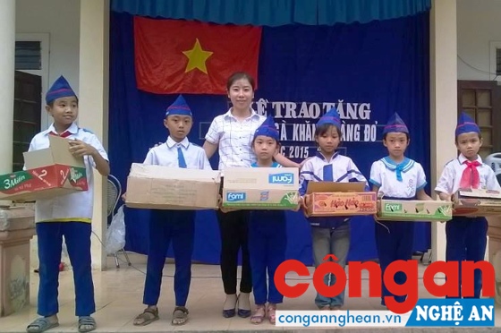 Liên đội Trường Tiểu học Nghi Hưng tặng “Đàn gà khăn quàng đỏ” cho đội viên có hoàn cảnh khó khăn