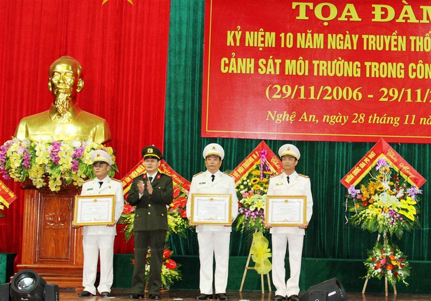 Thừa ủy quyền của Chủ tịch UBND tỉnh, đồng chí Đại tá Nguyễn Đình Dung, Phó Giám đốc Công an tỉnh trao Bằng khen cho các tập thể và cá nhân