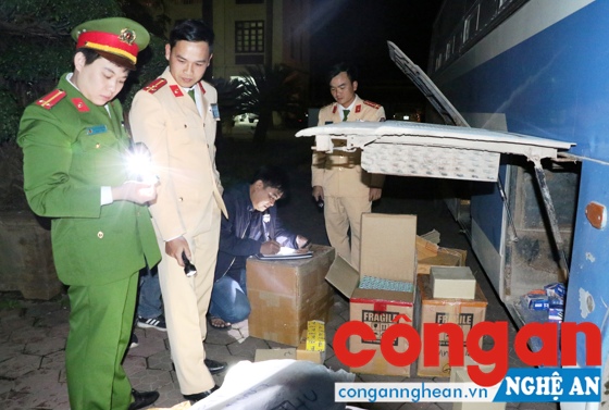 Lực lượng chức năng phát hiện, lập biên bản tạm giữ số hàng nhập lậu