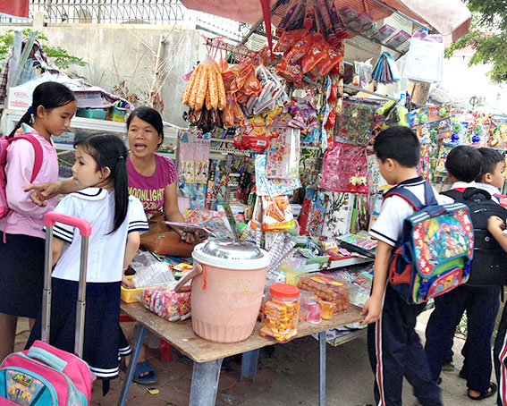 Đồ ăn vặt trước cổng trường: Mối nguy hại tiềm ẩn | Cổng thông tin điện tử  tỉnh Bà Rịa - Vũng Tàu