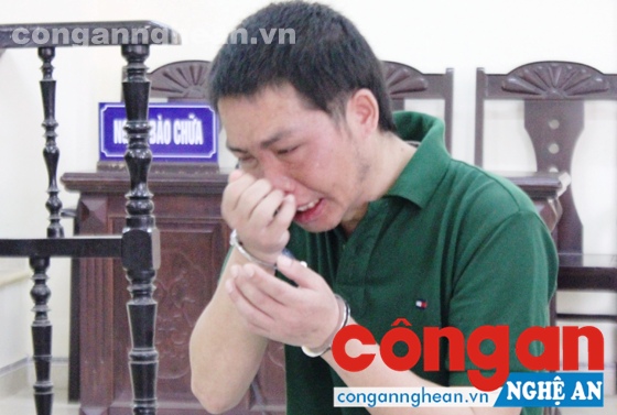 Bị cáo Xồng Nỏ Dìa bật khóc trong khi chờ HĐXX tuyên án