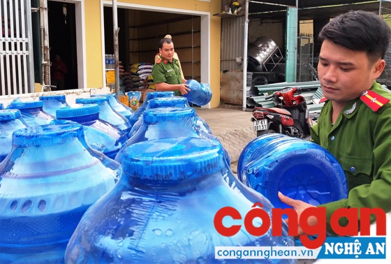 Công an huyện Kỳ Sơn thu giữ số bình nước bốc mùi hôi thối