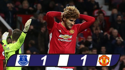 Fellaini phạm lỗi với Gueye trong vòng cấm MU