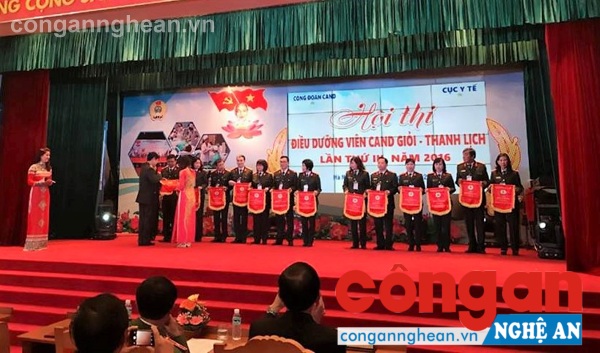 Trao cờ lưu niệm cho các đội tham dự hội thi