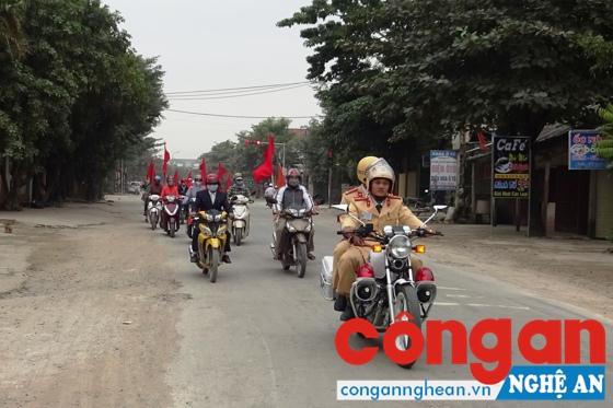 Các lực lượng tham gia diễu hành tuyên truyền Tháng hành động Quốc gia phòng, chống HIV/AIDS - Ảnh: Đức Thắng
