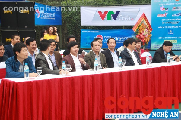 Các đại biểu tới dự