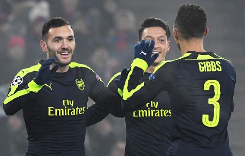 Lucas Perez (trái) có cú đúp sau 16 phút đầu hiệp 1