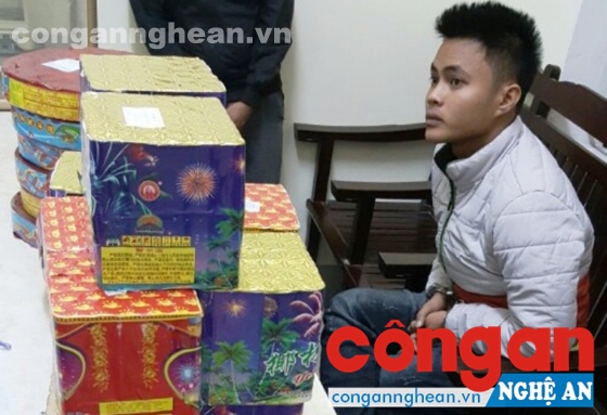 Đối tượng vận chuyển pháo trái phép bị Công an TP Vinh bắt quả tang