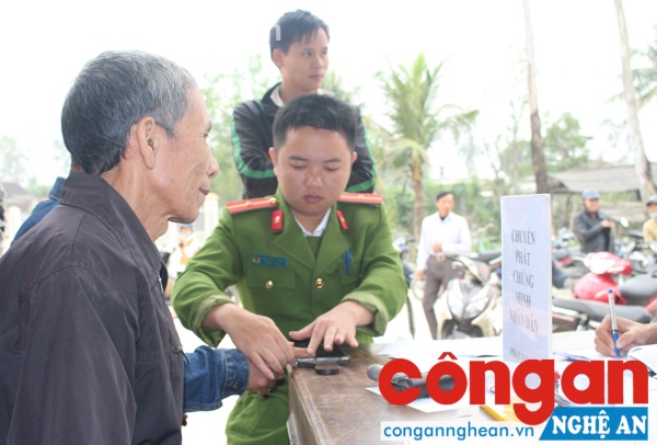 Tổ chức lăn tay cho bà con
