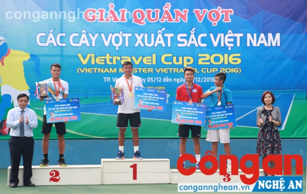 Đại diện ban tổ chức trao giải nhất, nhì và ba cho các VĐV