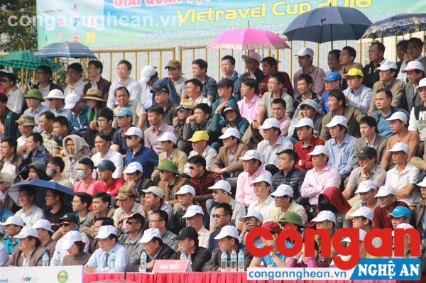 Đông đảo các cổ động viên đến tham gia