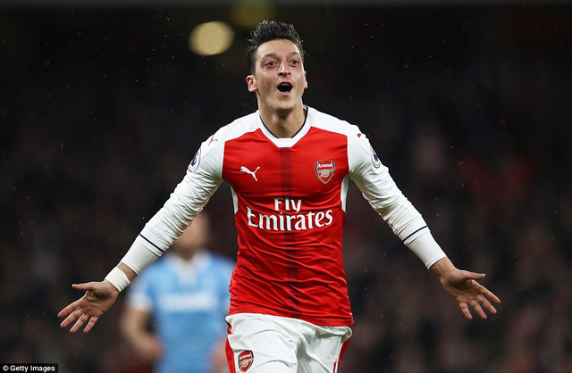 Ozil ăn mừng bàn thắng đưa Arsenal vượt lên dẫn trước