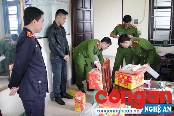 Cán bộ, chiến sỹ Phòng Cảnh sát Hình sự Công an Nghệ An phối hợp với lực lượng chức năng kiểm tra số pháo mua bán trái phép bị thu giữ - Ảnh: Anh Tuấn