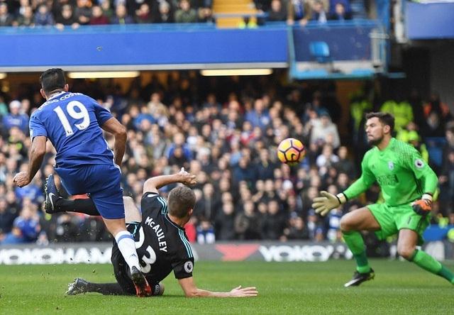 Diego Costa trừng phạt sai lầm của McAuley