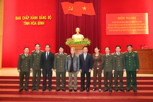 Thứ trưởng Bùi Văn Nam; Bí thư Tỉnh ủy Hòa Bình Bùi Văn Tỉnh với các đại biểu tham dự Hội nghị.