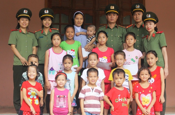 Cùng với sự vào cuộc của các cấp, ngành, Công an Nghệ An thường xuyên quan tâm tới công tác trợ giúp xã hội (Trong ảnh: Công an huyện Hưng Nguyên trao quà cho trẻ em khuyết tật trên địa bàn huyện)