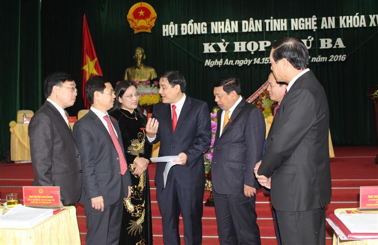 Các đại biểu thảo luân bên lề kỳ họp