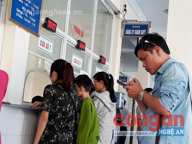 Bệnh nhân đăng ký khám dịch vụ BHYT tại Bệnh viện Đa khoa TP Vinh.