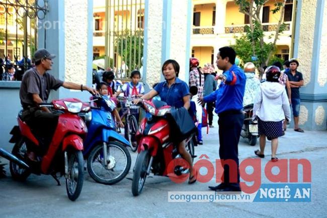 Đoàn thanh niên Cầu Giát hướng dẫn, nhắc nhở phụ huynh  để xe đúng nơi quy định, tránh hiện tượng ùn tắc giao thông