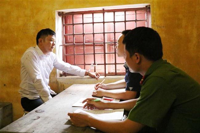   Lấy lời khai đối tượng Nguyễn Văn Tiến