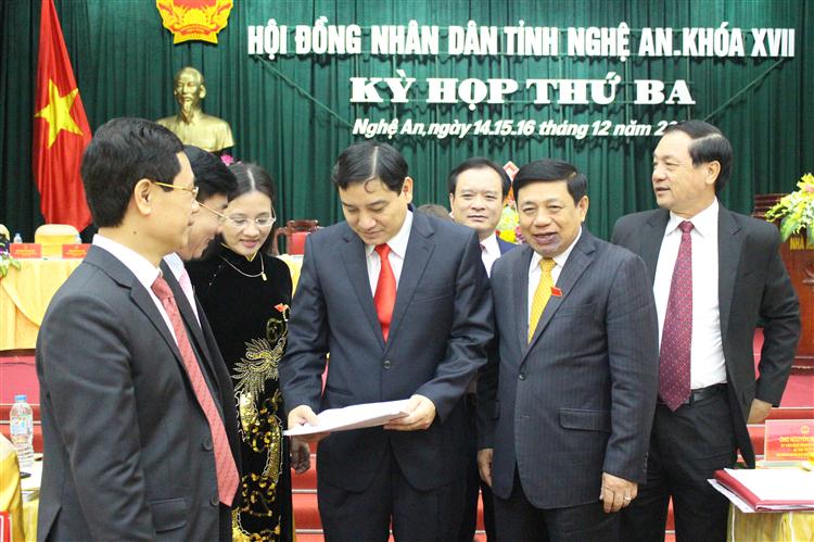 Các đại biểu trao đổi bên lề Kỳ họp thứ 3, Hội đồng nhân dân tỉnh khóa XVII