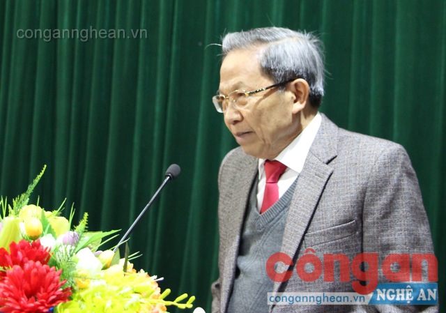 Đồng chí Thiếu tướng PGS TS Lê Văn Cương - Nguyên Viện trưởng Viện chiến lược Bộ Công an truyền đạt thông tin thời sự trong nước, quốc tế
