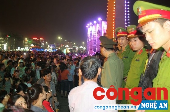 Lực lượng ANND phối hợp với các lực lượng nghiệp vụ bảo vệ an toàn Lễ hội du lịch Cửa Lò năm 2016