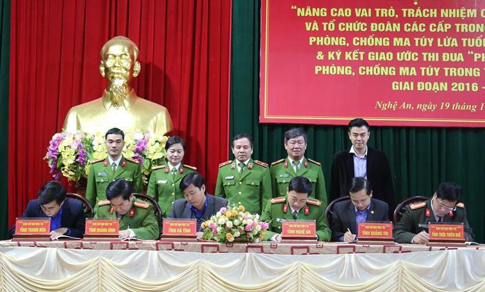 Đại diện Ban Chỉ đạo các đơn vị trong Cụm thi đua số 5 đã ký kết giao ước thi đua