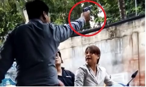 Bùi Đức Phương (người giơ súng) bị bắt khẩn cấp về hành vi sử dụng 2 thẻ ngành Công an giả