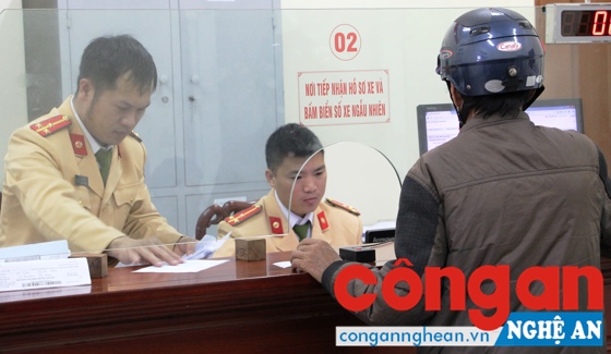 Lực lượng CSGT hướng dẫn cụ thể thủ tục sang tên, đổi chủ đối với từng trường hợp