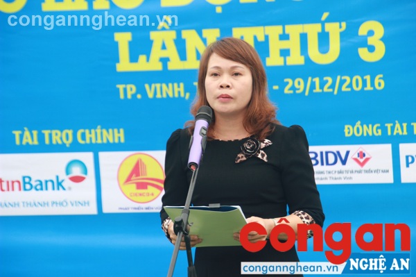 Đại diện ban tổ chức lên khai mạc giải