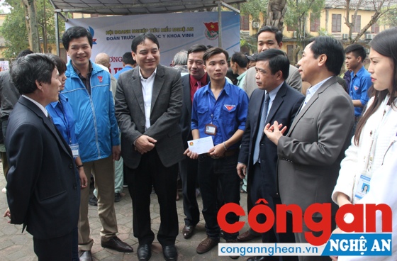 Nhiều quân nhân - doanh nhân tham gia tích cực vào các hoạt động xã hội, thiện nguyện  (Trong ảnh: Lãnh đạo Tỉnh ủy, UBND tỉnh tìm hiểu hoạt động “Bát cháo tình thương” tại các bệnh viện do Hội Doanh nghiệp tiêu biểu Nghệ An tài trợ)