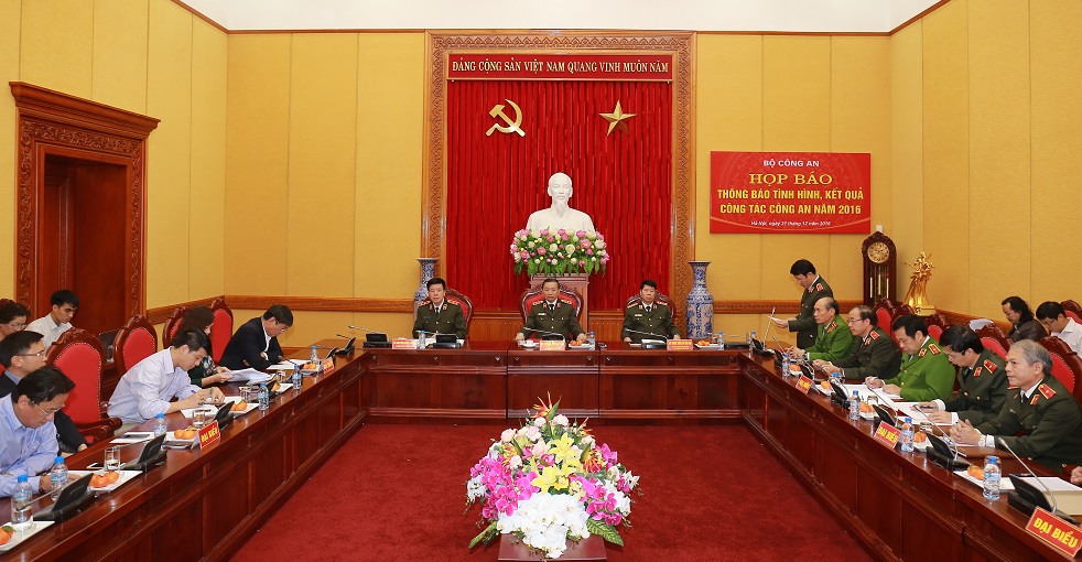 Toàn cảnh buổi họp báo.